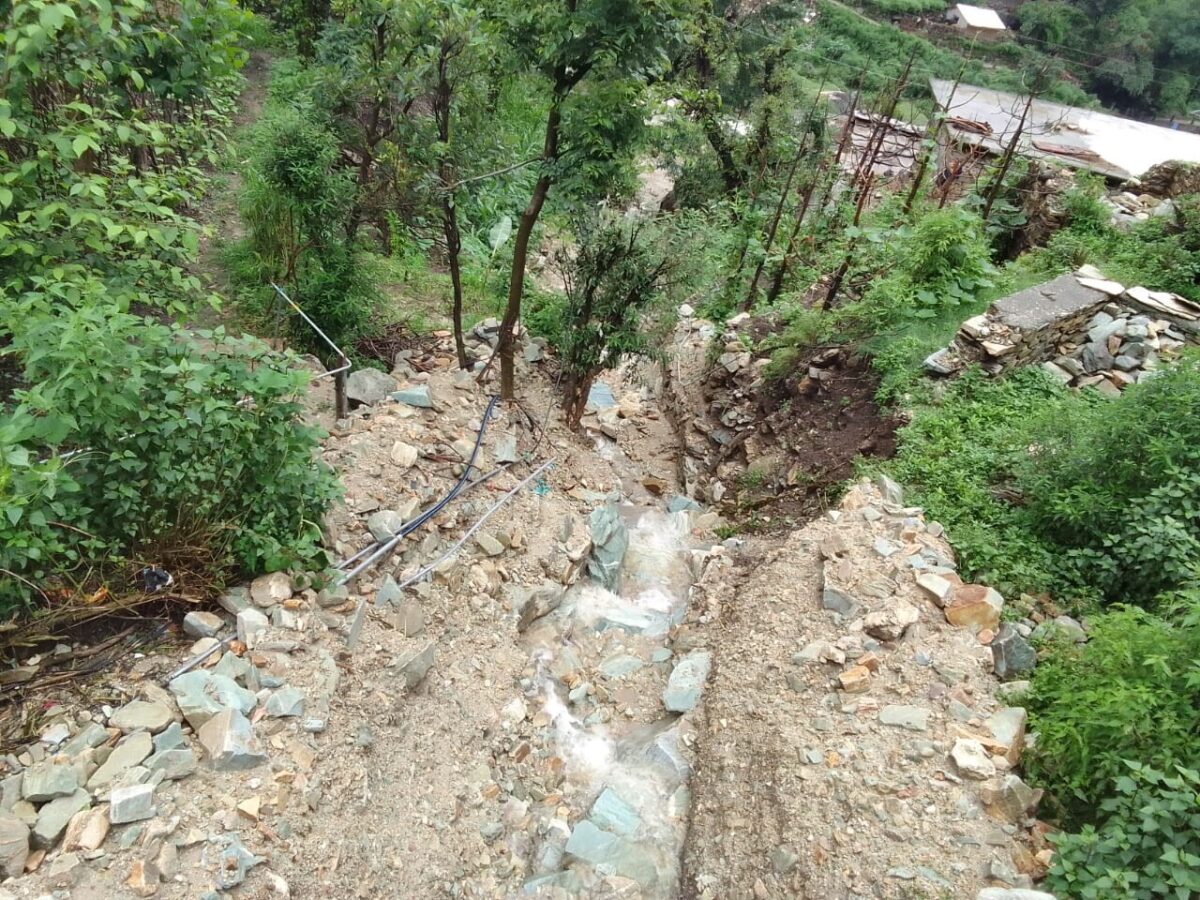 पोखरी में भारी बारिश से जनजीवन अस्तव्यस्त, मलबे में टूटी गौशाला, 2 मेशियों की मौत