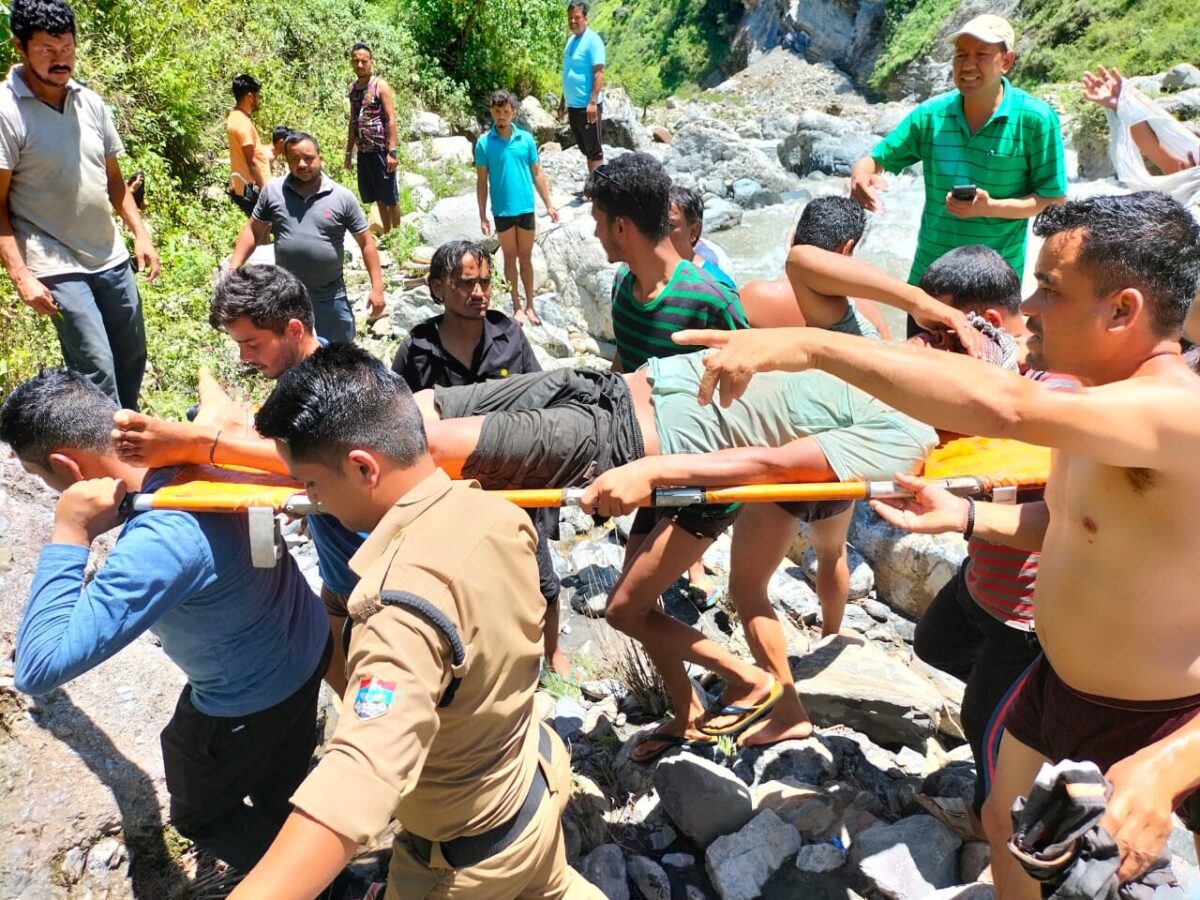 पिथौरागढ़: पहाड़ी से गिरकर नदी में फंसा व्यक्ति, धारचूला पुलिस ने कड़ी मसक्कत से निकालकर पहुँचाया हॉस्पिटल