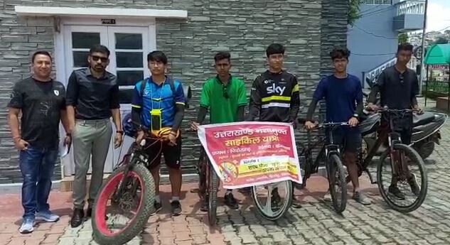 पिथौरागढ़: नशे के खिलाफ जागरूक करने के लिए साईकिल यात्रा, डीएम ने किया साईकिलिस्ट युवाओं को रवाना