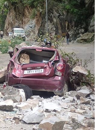 दुःखद : कर्णप्रयाग-ग्वालदम राष्ट्रीय राजमार्ग पर हादसा, चलती कार के ऊपर गिरी चट्टान दो की मौत