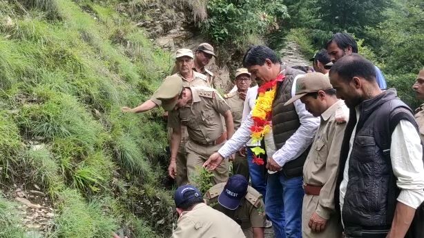पोखरी: वन क्षेत्राधिकारी के नेतृत्व में किया गया पौधारोपण, विधायक राजेंद्र भंडारी ने किया उद्धाटन