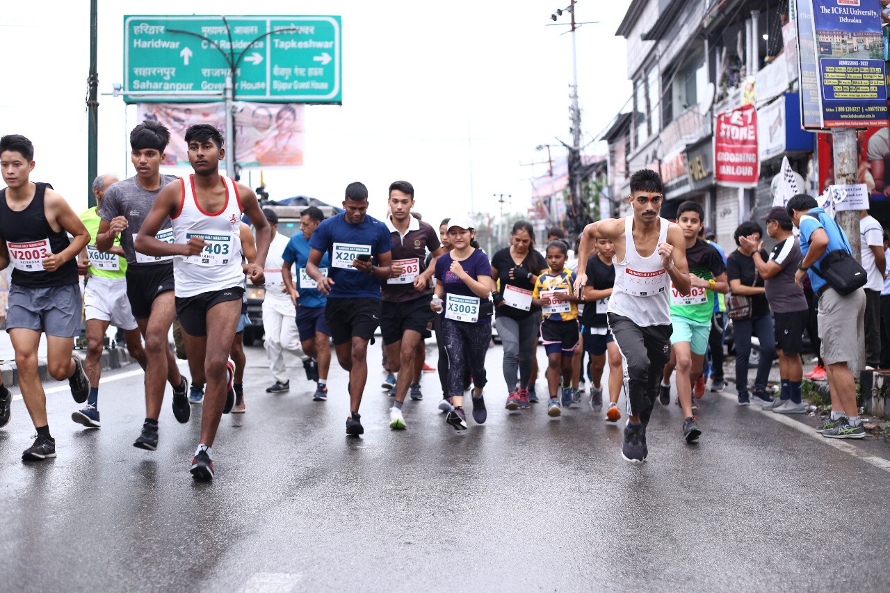 देहरादून- सारमंग एडवेंचर टूर्स ने किया मेराथन का आयोजन, अलग-अलग मैराथन में 21, 10 और 5 किलोमीटर दौड़े कई प्रतियोगी