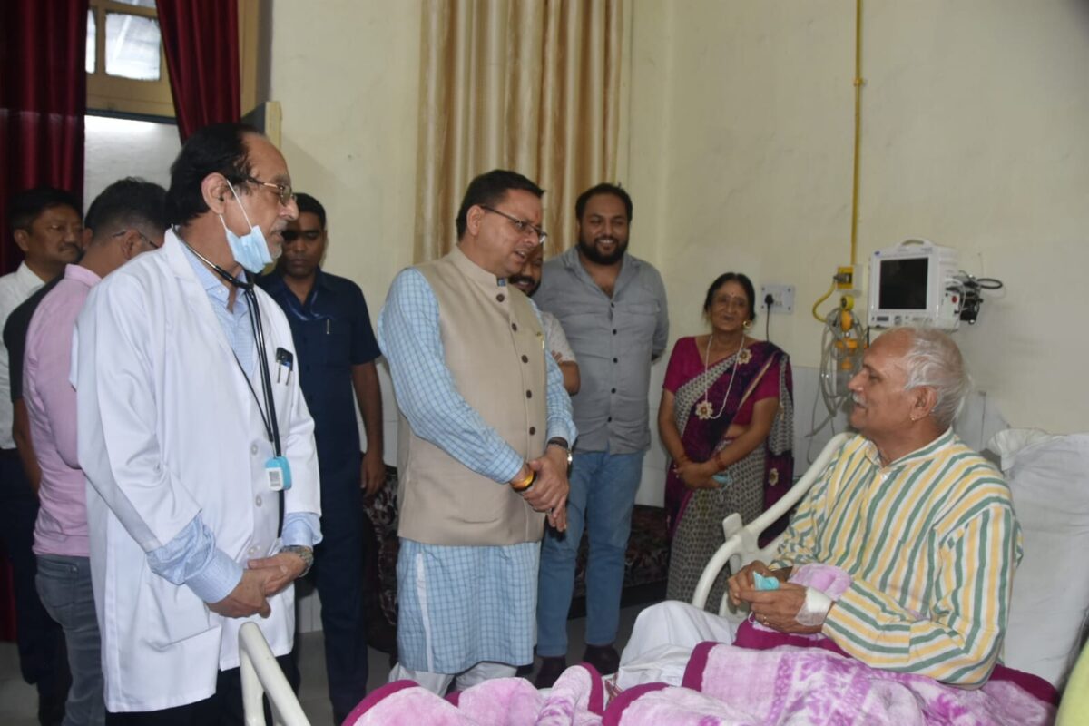 मुख्यमंत्री धामी ने दून मेडिकल अस्पताल जाकर भाजपा नेता मोहन सिंह रावत की कुशल क्षेम जानी, उपचार के सम्बन्ध में चिकित्सकों से जानकारी प्राप्त की