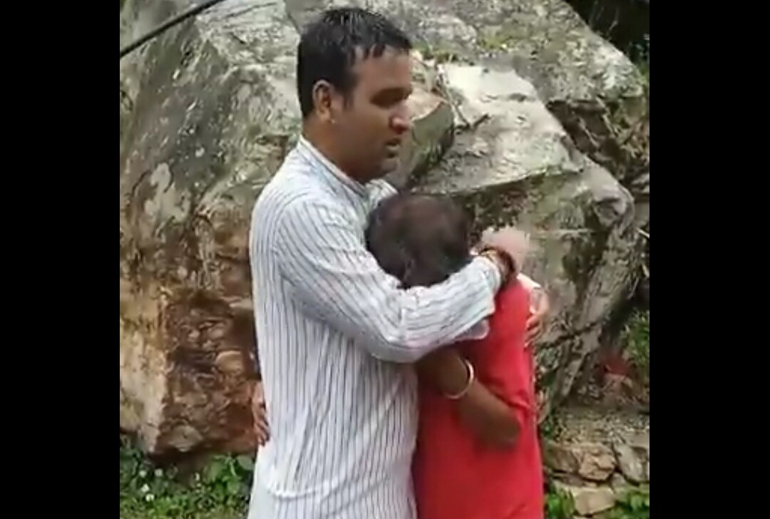 टिहरी Video : विधायक विनोद कंडारी को गले लगाकर फूट-फूट कर रोया आपदा पीड़ित व्यक्ति, दिया बड़ा आश्वासन