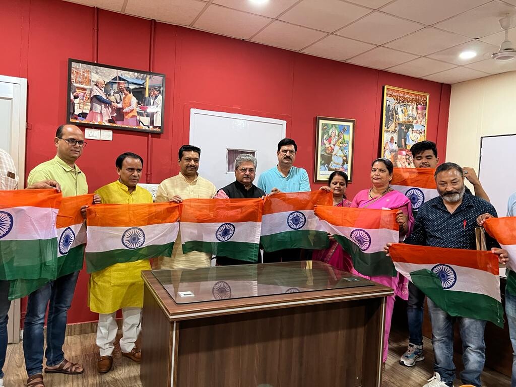 भारतीय जनता युवा मोर्चा के प्रशिक्षणार्थियों ने किया पौध रोपण, शिक्षा मंत्री धन सिंह रावत रहे मौजूद