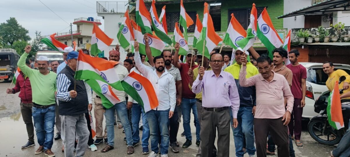 पिथौरागढ़ में कांग्रेस ने चलाई तिरंगा यात्रा, विधायक मयूख महर ने यात्रा को झंडा दिखाकर किया रवाना