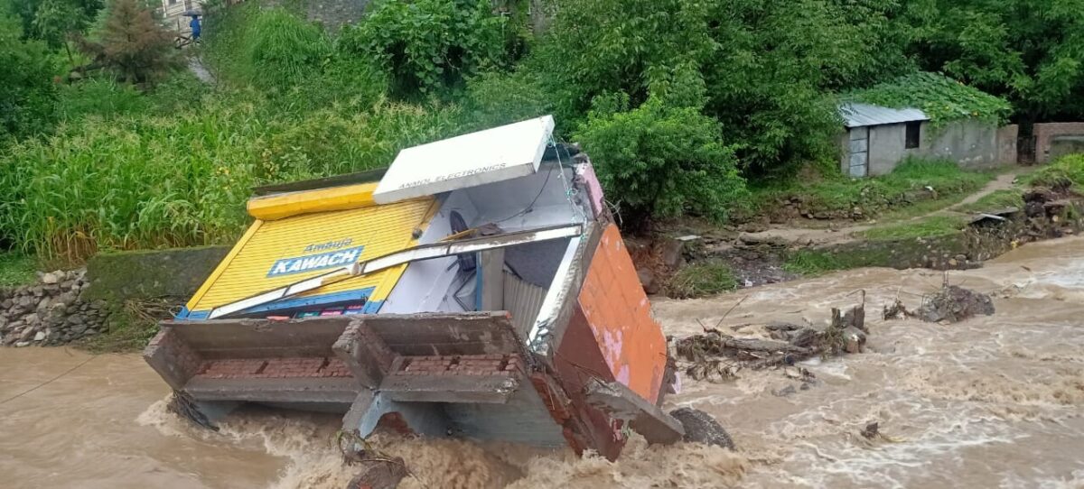 पुरोला में भारी बारिश ने मचाई तबाही, नदी में बही दुकानें