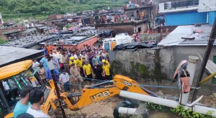 Dehradun: भारी बारिश के कारण ढही घर की छत, मलबे में दबे तीन लोगों की मौत