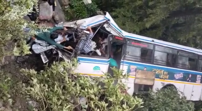 मसूरी-देहरादून मार्ग पर भयंकर सड़क हादसा, अनियंत्रित बस खाई में गिरी, कई लोग घायल