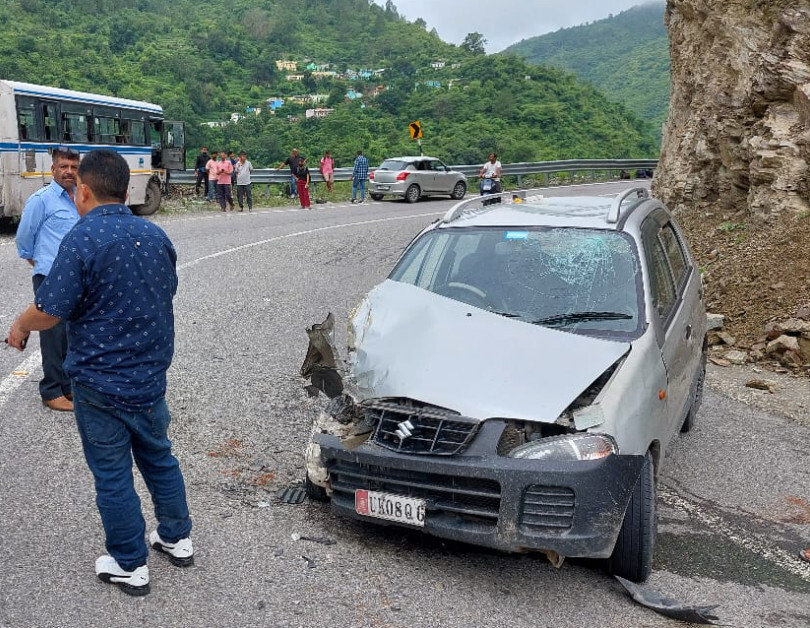 उत्तराखंड : श्रीनगर नेशनल हाईवे पर बस और कार की जोरदार भिड़ंत, इतने लोग हुए घायल