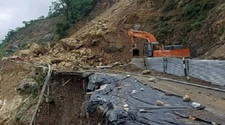 Uttarakhand Weather: 36 घंटों के बाद भी नहीं खुला ऋषिकेश-गंगोत्री हाईवे, यात्रियों को हो रही भारी दिक्कत