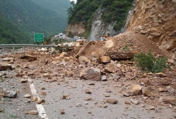 Uttarakhand : लगातार हो रही बारिश बनी मुसीबत, भूस्खलन के कारण कई सड़के बंद, यात्री परेशान