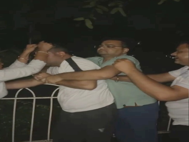 देखिए video : कार के अदंर प्रेमिका का जन्मदिन मना रहा था भाजपा नेता, पत्नी-परिजनों ने की जमकर पिटाई