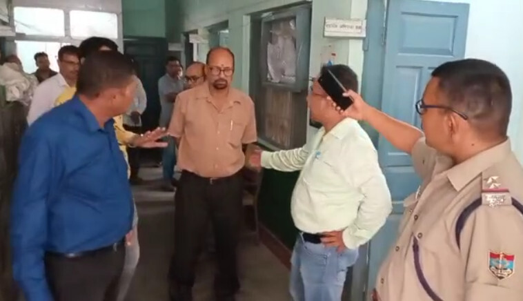 श्रीनगर-जलनिगम कार्यालय में ठेकेदार को कमरे में किया गया बंद, जमकर हुआ हंगामा