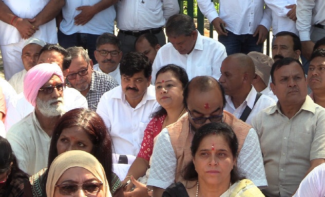 देहरादून- अंकिता भंडारी को इंसाफ के लिए कांग्रेस समेत तमाम विपक्षी दलों का  धरना प्रदर्शन