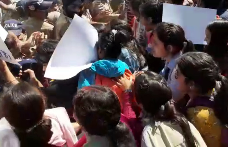 अंकिता को इंसाफ की मांग को लेकर छात्रों का प्रदर्शन, खूब हुई धक्का मुक्की