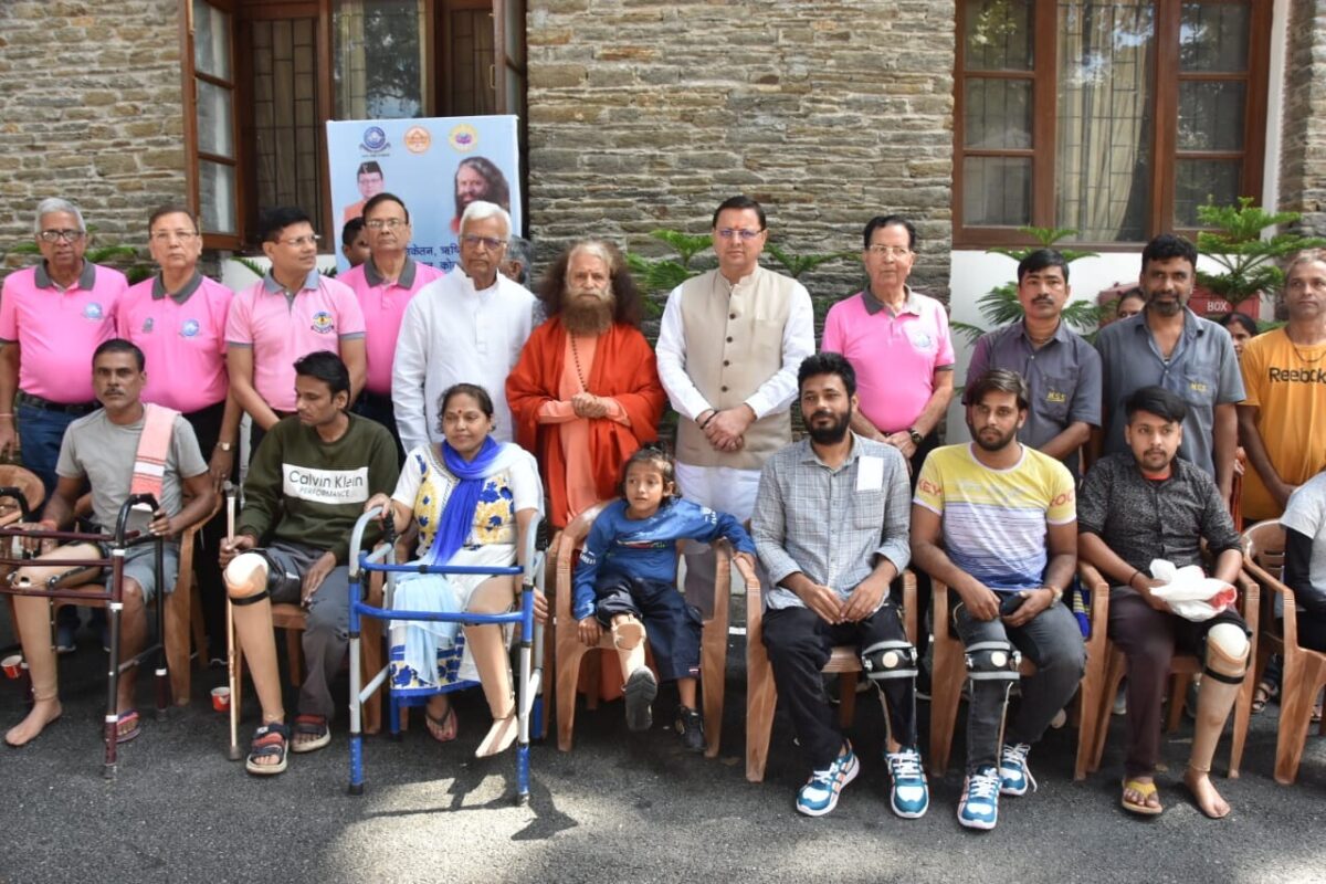 सीएम धामी ने मुख्यमंत्री कैम्प में आयोजित कार्यक्रम में किया प्रतिभाग, दिव्यांगों को उपलब्ध कराये कृत्रिम अंग