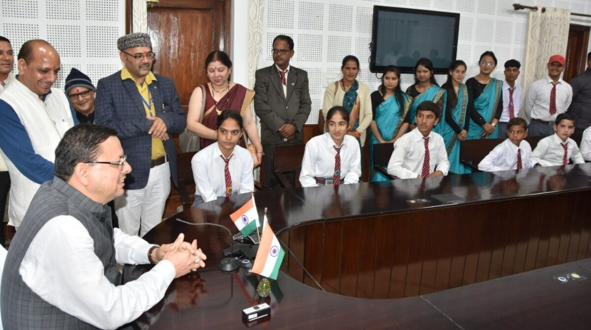 बाल शिक्षा सदन स्कूल के छात्रों ने सीएम धामी से की भेंट, मुख्यमंत्री ने छात्रों को दी जीवन की सीख
