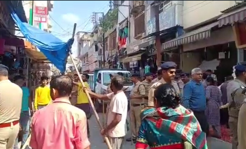 हल्द्वानी- दीपावली के मद्देनजर नगर निगम ने बजारों से हटाया अतिक्रमण