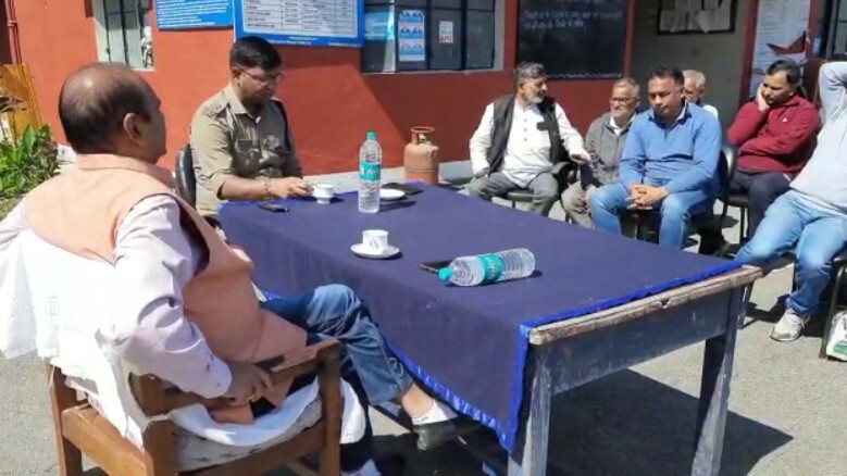 दीपावली के मद्देनजर बेरीनाग में थानाध्यक्ष हेम चन्द्र तिवारी ने परियों और स्थानीय जनप्रतिनिधियों के साथ की बैठक