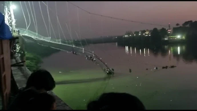 गुजरात के मोरबी पुल हादसे ने खड़े किए कई सवाल, 132 लोग गँवा चुके है जान, कौन है जिम्मेदार ?