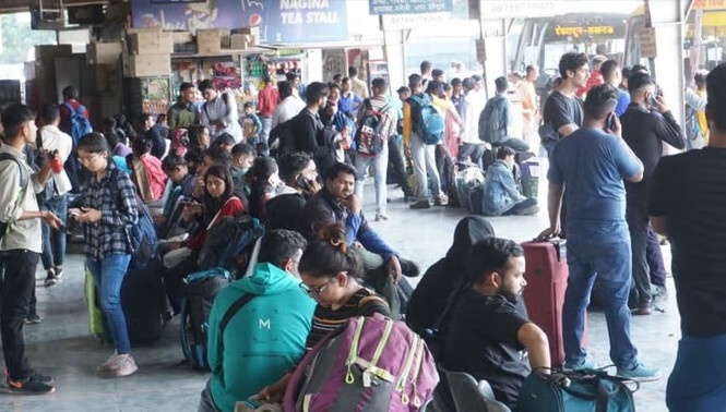 दिवाली पर घर जानें वालों की उमड़ रही भारी भीड़, न ट्रेन मिल रही न बस, यात्रियों को बाथरूम में करना पड़ रहा सफर