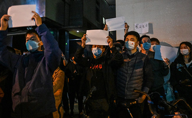 चीन में बढ़ते कोरोना के कहर से जनता परेशान, जिनपिंग सरकार के विरोध में लगाए नारे