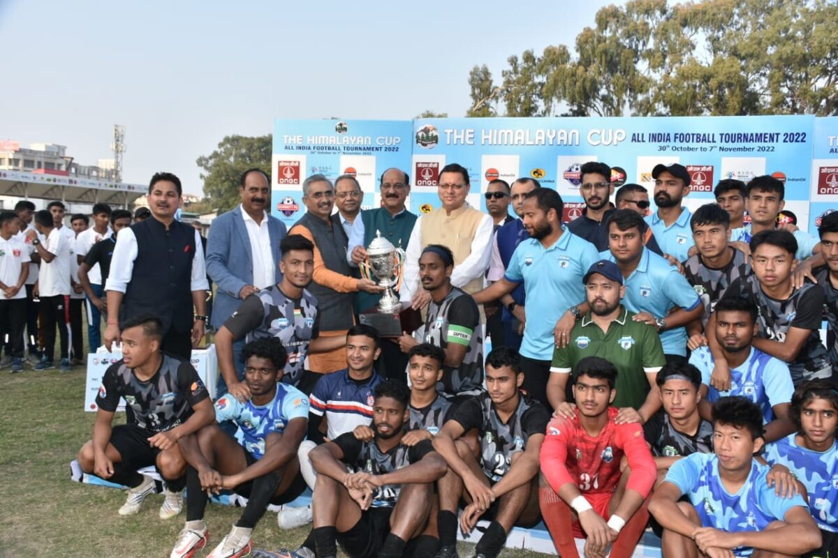 Dehradun : सीएम धामी ने ‘ हिमालयन कप ऑल इण्डिया फुटबॉल टूर्नामेंट ‘ की विजेता टीम को प्रदान की ट्रॉफी