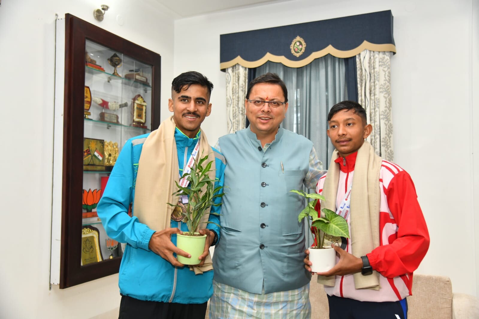 Uttarakhand : नेशनल जूनियर एथलेटिक्स चैंपियनशिप के विजेताओं ने सीएम धामी से की भेंट