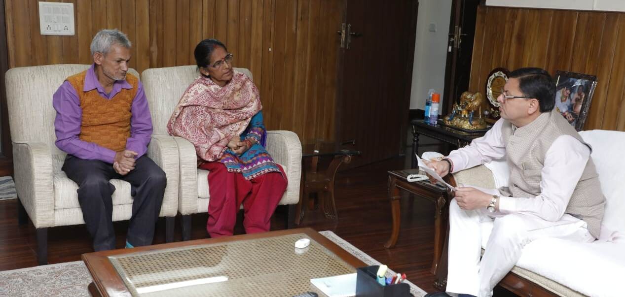 Chief minister Pushkar Singh Dhami talking to chawla case victim parents