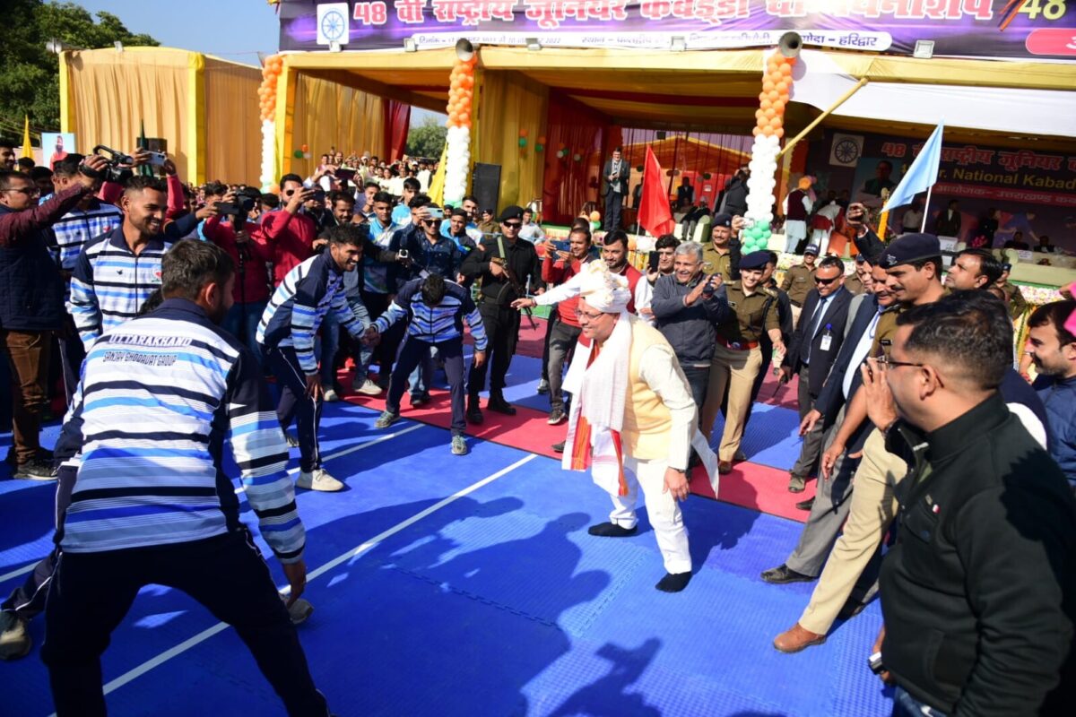 खिलाड़ियों के साथ कबड्डी खेलते दिखे मुख्यमंत्री पुष्कर सिंह धामी