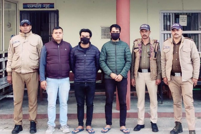 पिथौरागढ़ पुलिस और एसओजी की संयुक्त टीम ने 25-25 हजार के दो ईनामी आरोपी किए गिरफ्तार