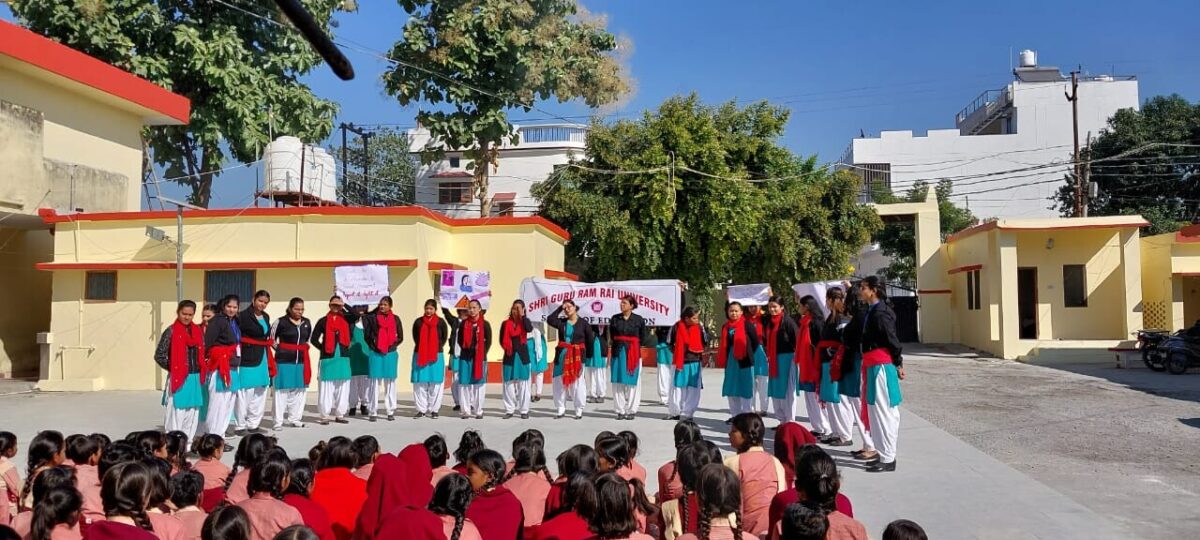 Dehradun : SGRR विवि के छात्रों ने नुक्कड़ नाटक की दी प्रस्तुति, कला के माध्यम से लोगों को किया जागरूक