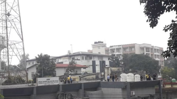 Dehradun : पेट्रोल लेकर टॉवर पर चढ़े कॉलेज के छात्र, आत्मदाह की दी चेतावनी