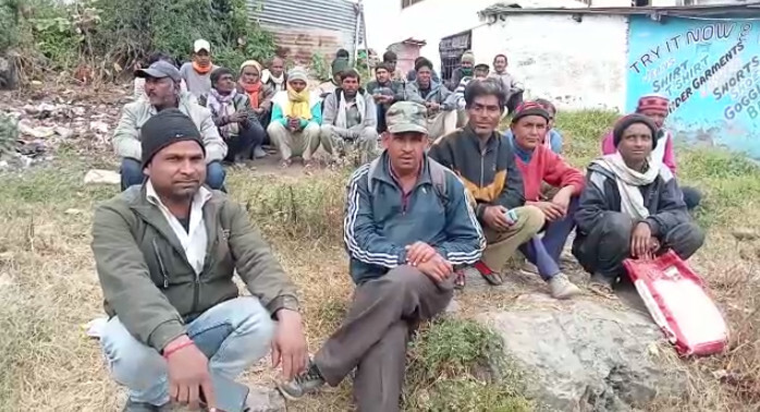 Pithoragarh : मजदूरी करने आए मजदूरों को रोजी रोटी का हो रहा संकट