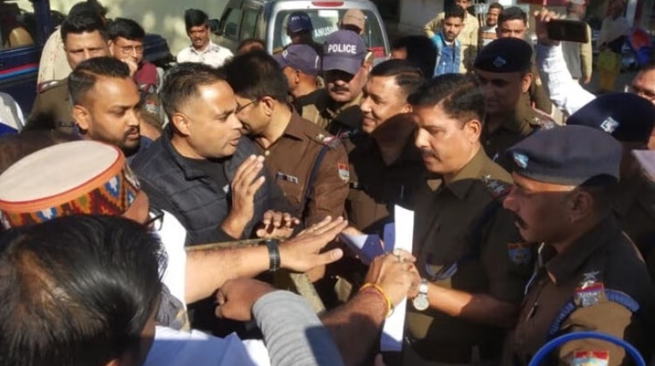 Dehradun : शहरी विकास मंत्री के जनसुनवाई कार्यक्रम का कांग्रेसियों ने किया विरोध, अब पुलिस की गिरफ्त में
