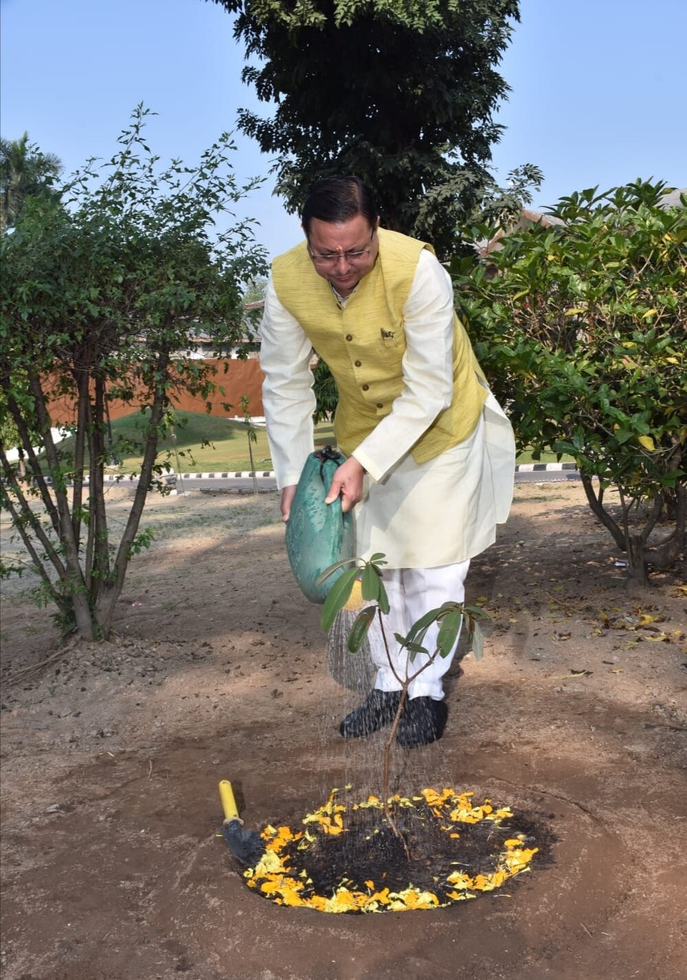 सीएम धामी का प्रकृति प्रेम, मुख्यमंत्री आवास में बुरांश के पौधे का किया रोपण