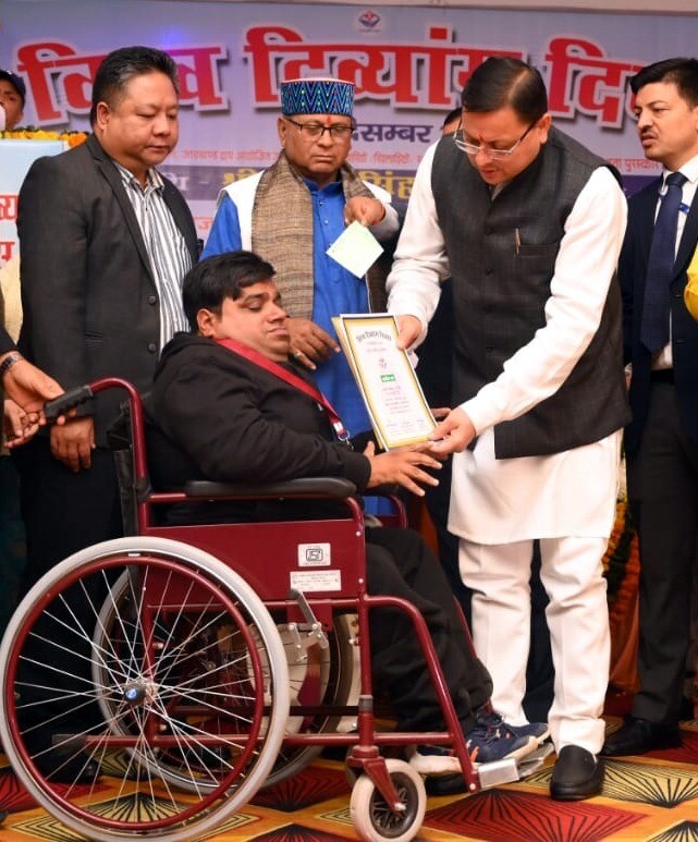 विश्व दिव्यांग दिवस के अवसर पर मुख्यमंत्री धामी ने 32 दिव्यांगजनों को किया सम्मानित
