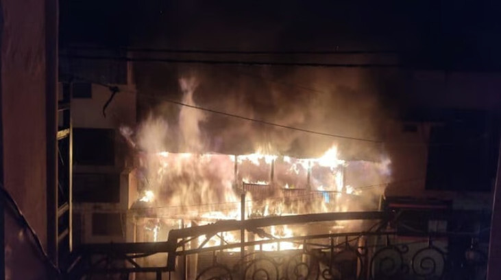 कोटद्वार : खाली भवन में लगी भीषण आग, मौके पर पहुँचा फायर ब्रिगेड, घंटो मशक्कत के बाद पाया आग पर काबू