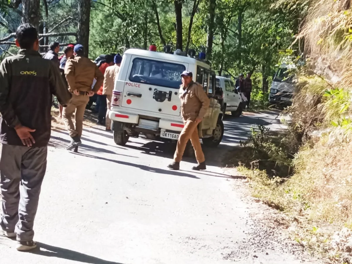 Chamoli : उत्तराखंड में एक और सड़क हादसा, घिंघराण सड़क पर बोलेरो हुई दुर्घटनाग्रस्त, 2 की मौत, 3 घायल