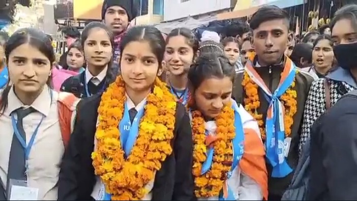 पौड़ी : छात्रसंघ चुनाव में एनएसयूआई ने लहराया जीत का परचम, सड़कों पर जश्न मानते दिखे छात्र