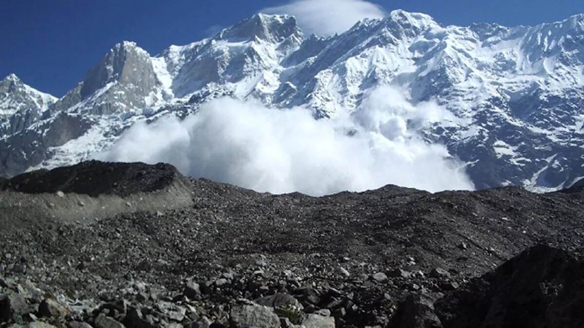 हिमालयी क्षेत्रों की बढ़ रही चिंता, हर साल 10 मीटर पीछे खिसक रहे ग्लेशियर
