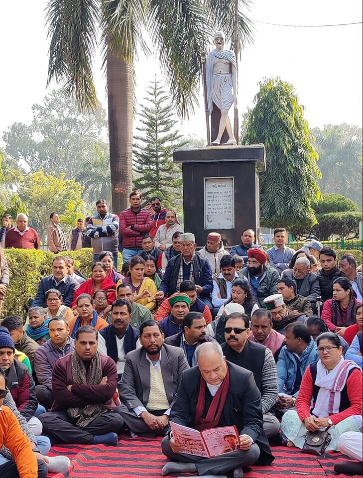 Dehradun : भर्ती घोटालों को लेकर गाँधी पार्क में कांग्रेस का विरोध प्रदर्शन, पूर्व सीएम हरीश रावत भी रहे मौजूद