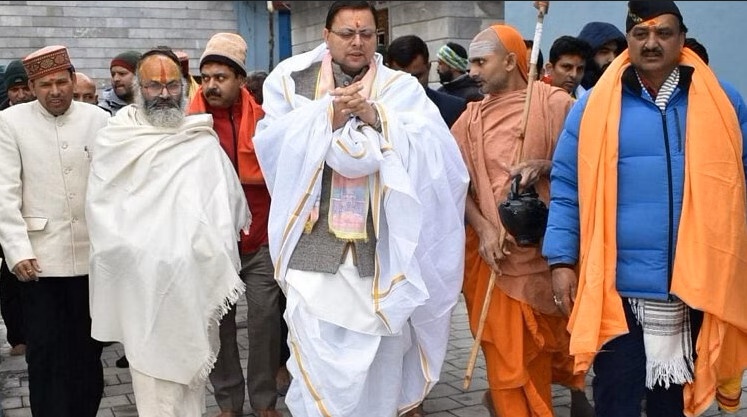 जोशीमठ भू-धंसाव : प्रभावितों को आश्वस्त करने पहुँचे सीएम धामी, नृसिंह मंदिर में की पूजा अर्चना