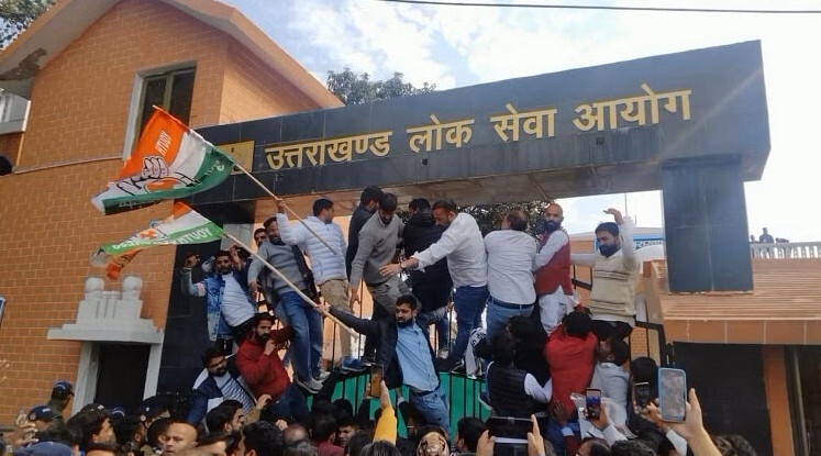 Uttarakhand : पटवारी पेपर लीक को लेकर कांग्रेस कार्यकर्ताओं का विरोध प्रदर्शन, पुलिस के भी छूट गए पसीने