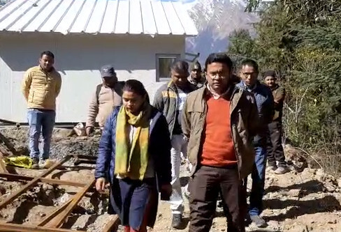 landslide in joshimath: प्रीफेब्रिकेटेड भवन निर्माण कार्यो का जिलाधिकारी हिमांशु खुराना ने किया निरीक्षण