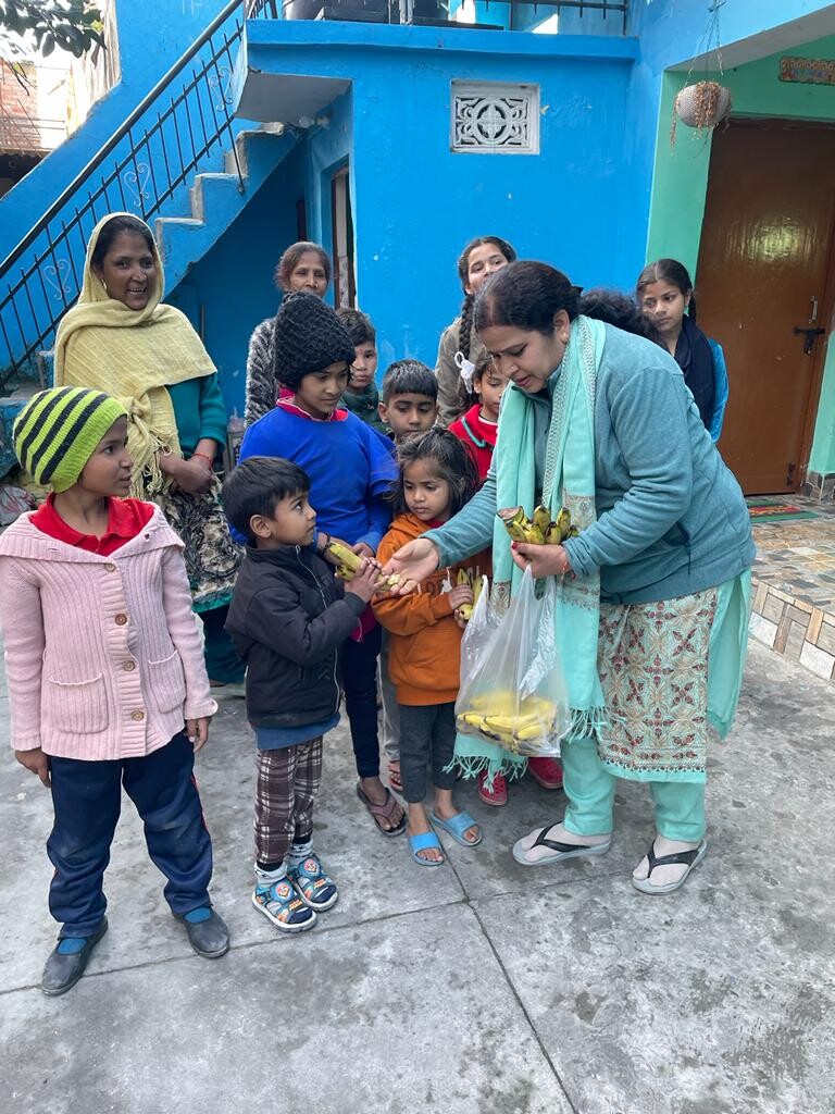पार्षद कमली भट्ट ने मंत्री गणेश जोशी के जन्मदिन पर बच्चों को बांटे फल