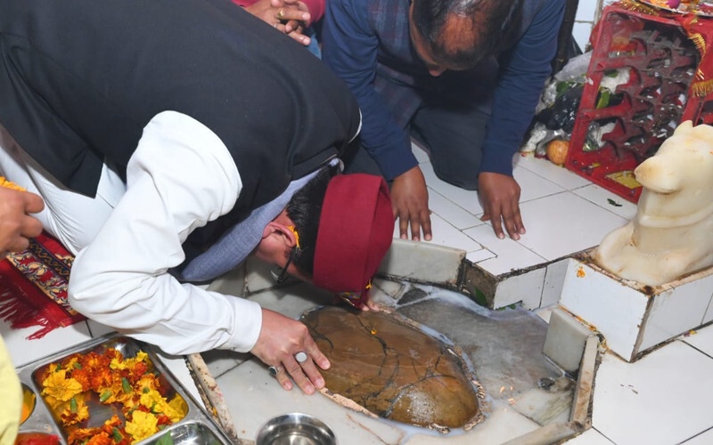 मुख्यमंत्री पुष्कर सिंह धामी ने आज महाशिवरात्रि पर उधम सिंह नगर स्थित वनखंडी महादेव मंदिर में पूजा-अर्चना की