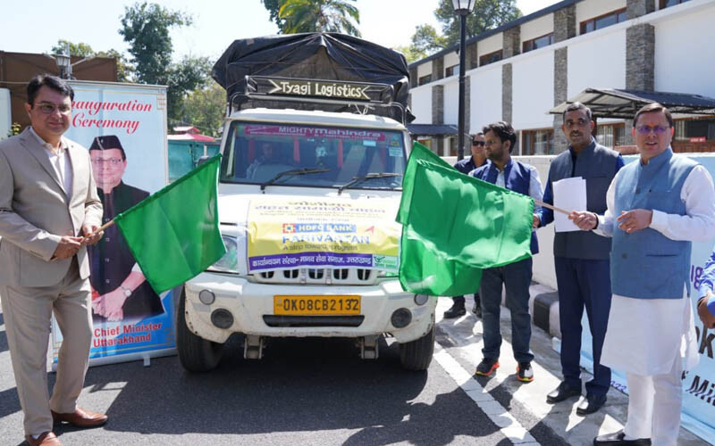 मुख्यमंत्री धामी ने सोमवार को जोशीमठ के प्रभावित क्षेत्र के लिए राहत सामग्री के वाहनों का फ्लैग ऑफ किया।