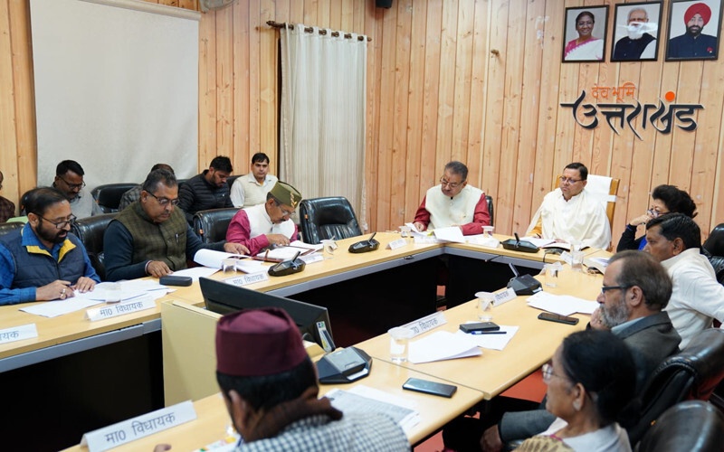 मुख्यमंत्री धामी ने विधानसभाओं के गतिमान कार्यों एवं विकासपरक योजनाओं की समीक्षा ली